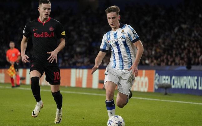 Luka Sucic ante Turrientes en el duelo de Champions en Anoeta. / RUBEN PLAZA