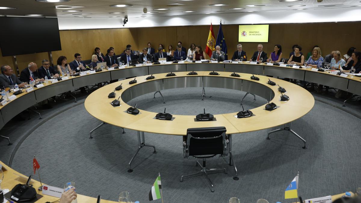 El ministro de Hacienda, Arcadi España, se ha reunido este lunes con las comunidades autónomas en el Consejo de Política Fiscal y Financiera.