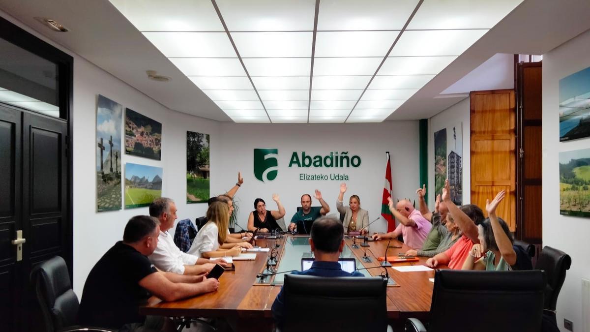 Sesión plenaria celebrada en el ayuntamiento
