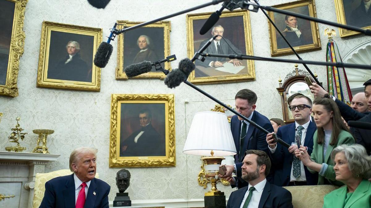 Donald Trump atiende a los medios junto a JD Vance.