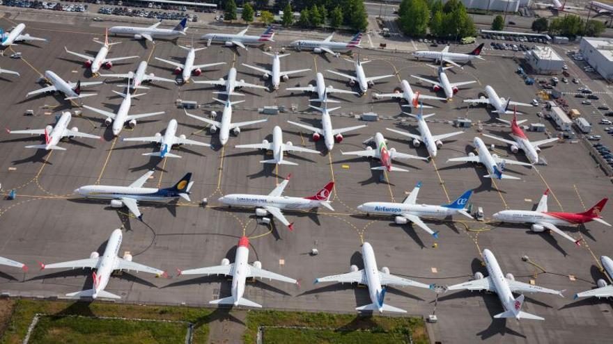 Decenas de Boeing 737 MAX permanecen inmovilizados en Boeing Field, en Seattle, tras los accidentes de Indonesia y Etiopía que causaron 346 muertes.