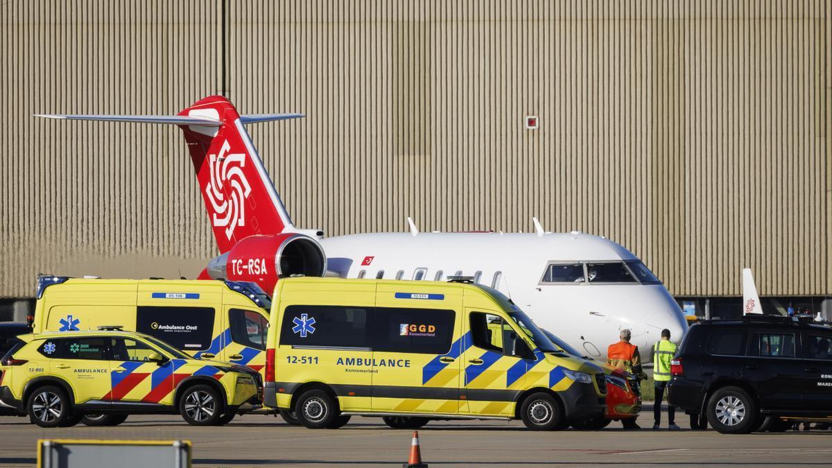 Evacuación de varios pasajeros del crucero contaminado a Países Bajos