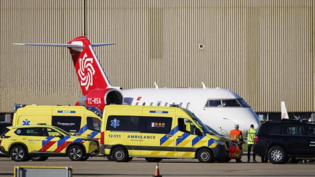 Evacuación de varios pasajeros del crucero contaminado a Países Bajos