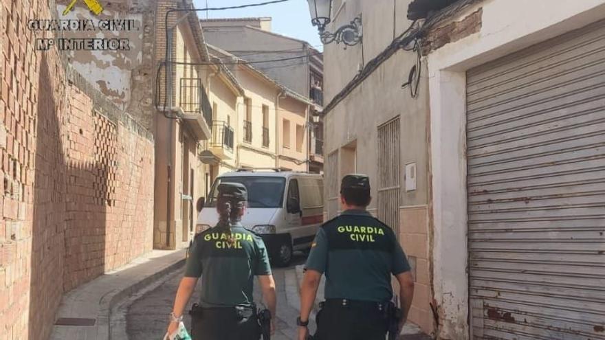 Dos agentes de la Guardia Civil en la zona en la que se ha cometido el crimen.