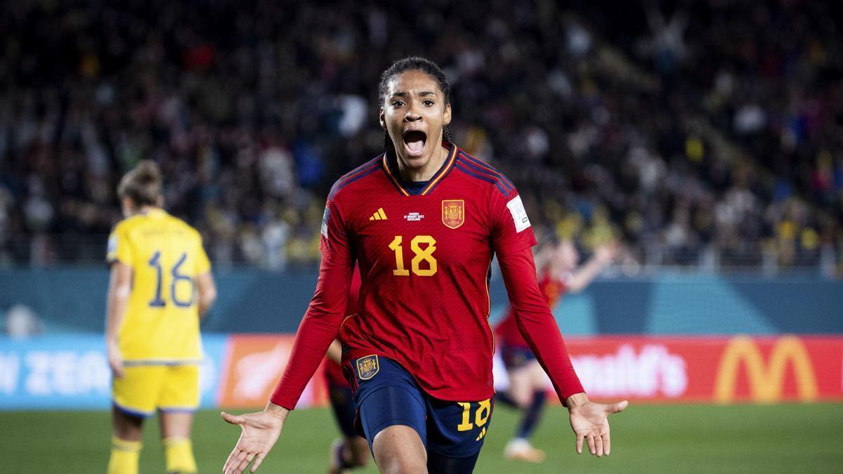 Salma Paralluelo celebra su gol.