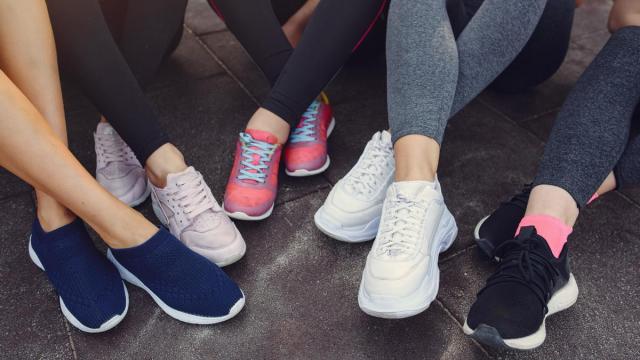 Varias prendas de calzado deportivo