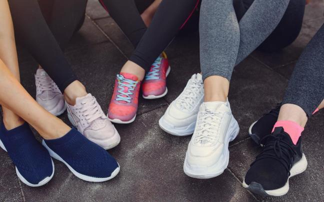 Varias prendas de calzado deportivo