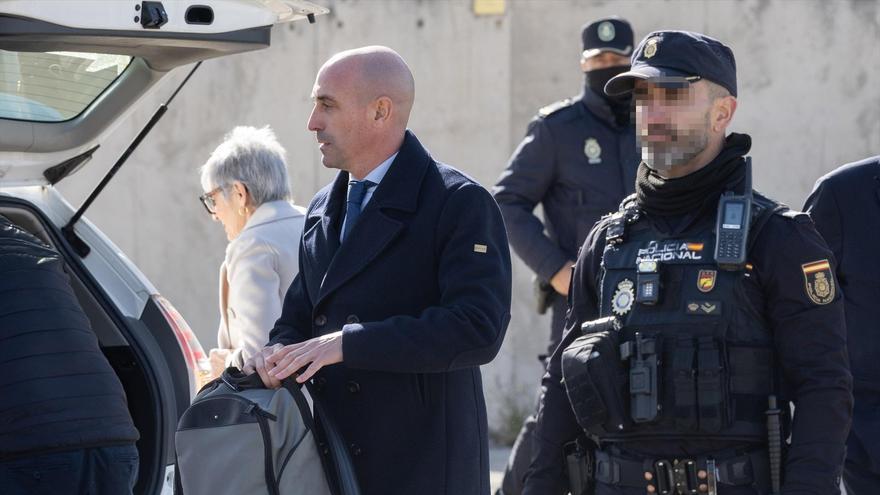 El expresidente de de la Real Federación Española de Fútbol (RFEF), Luis Rubiales, sale de la Audiencia Nacional.