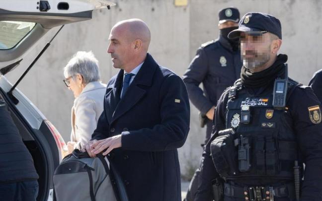 El expresidente de de la Real Federación Española de Fútbol (RFEF), Luis Rubiales, sale de la Audiencia Nacional.