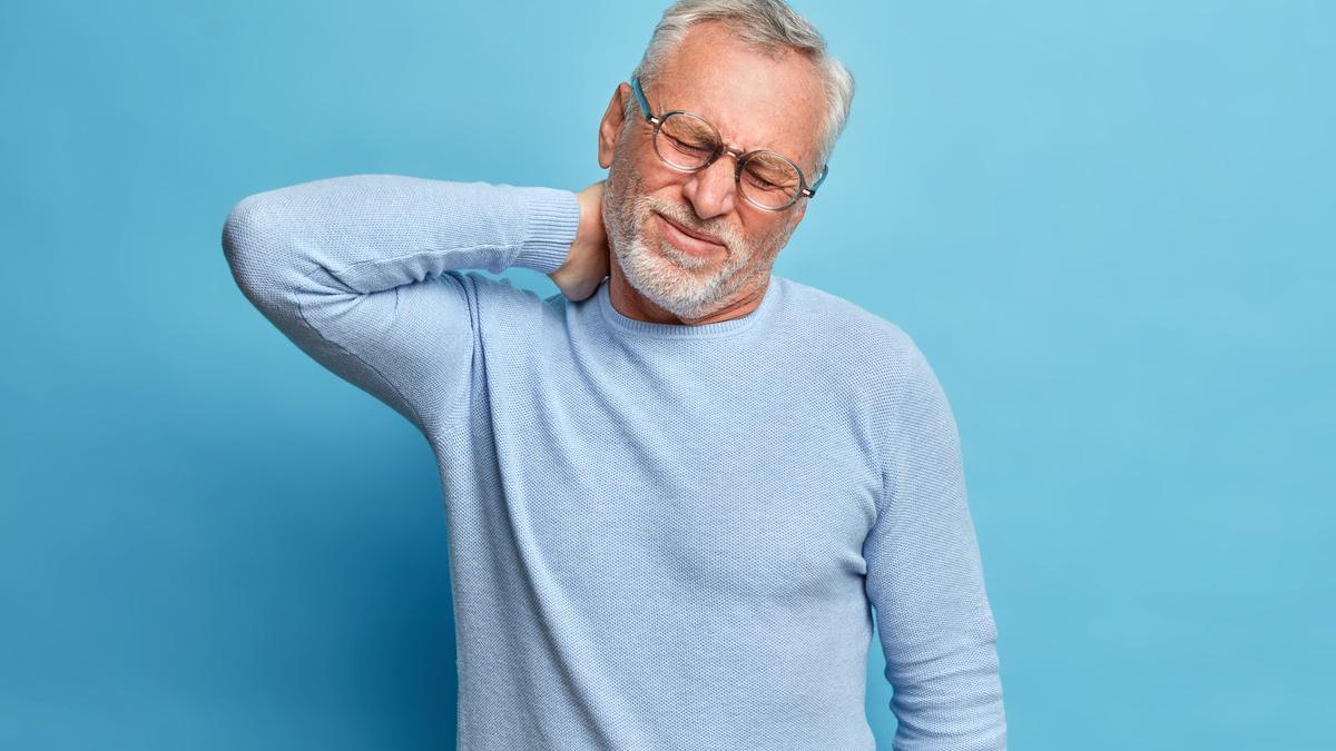 Un hombre se encuentra de baja laboral por un fuerte dolor cervical.