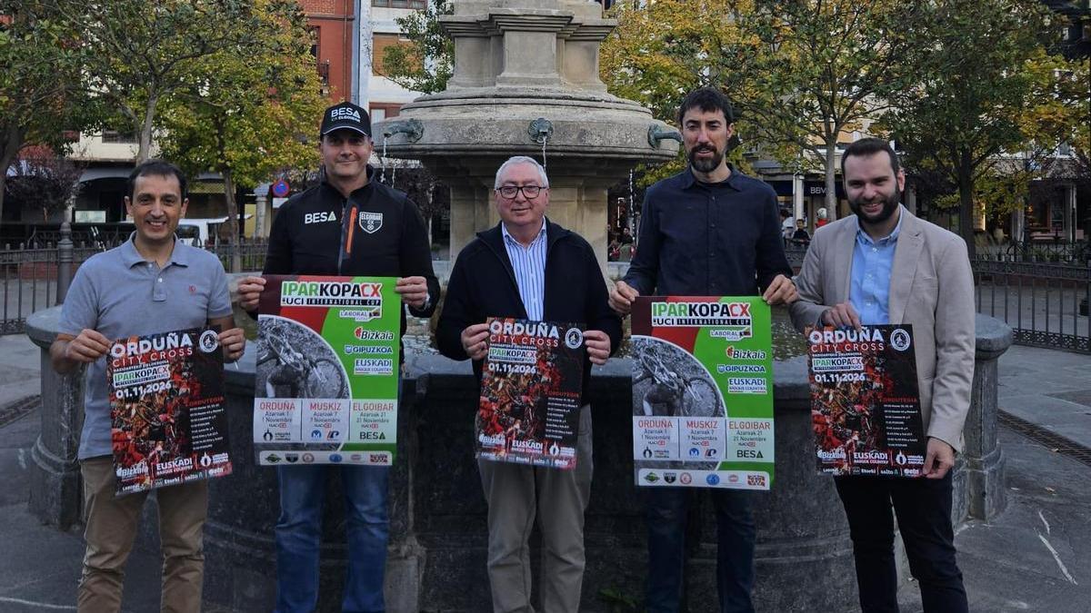 Acto de presentación de la nueva Ipar Kopa con Asier Oiarzabal (vicepresidente de la Federación Vasca de Ciclismo), Sergio Rodríguez (organizador del cx de Elgoibar), Jaime del Olmo (organizador de Orduña), Manu Gómez (presidente de la Federación Vizcaina de Ciclismo) e Iker Santocildes, alcalde de Orduña.