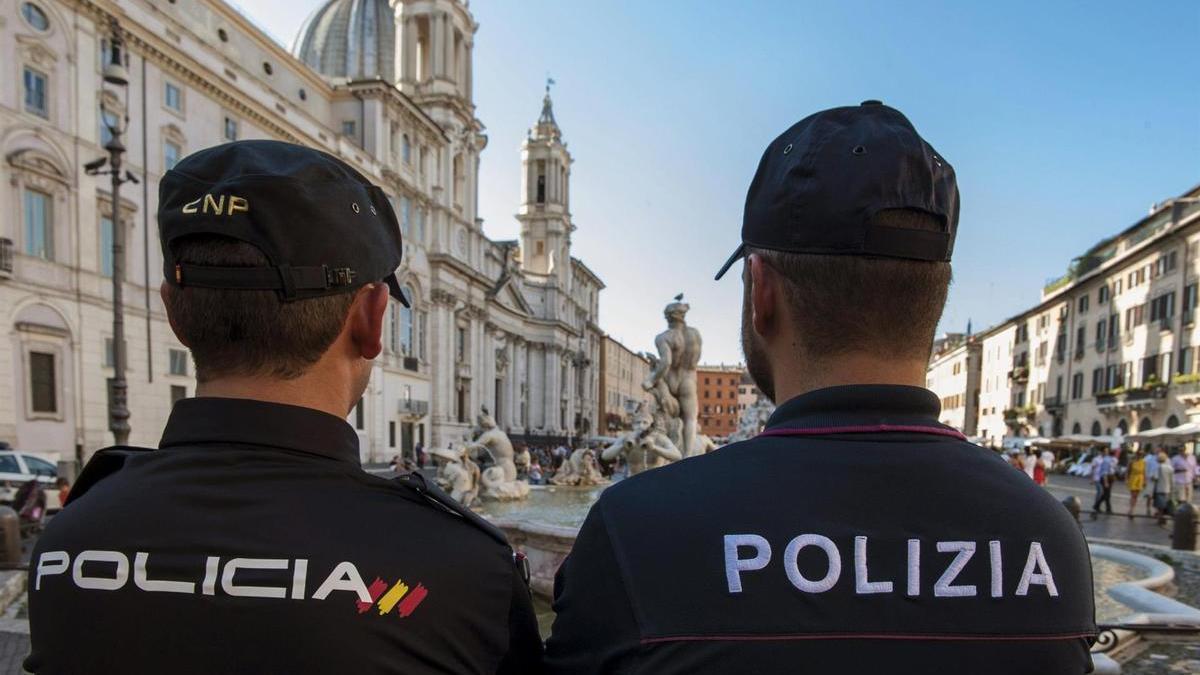 Un agente de la Policía Nacional y otro de la Polizia di Stato de Italia patrullan en Roma.