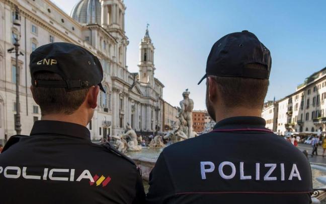 Un agente de la Policía Nacional y otro de la Polizia di Stato de Italia patrullan en Roma.