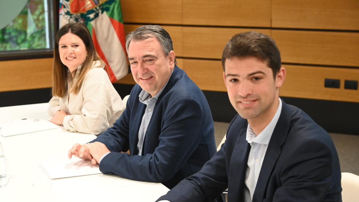 El presidente del EBB del PNV, Aitor Esteban (C), el portavoz de la formación nacionalista en el Parlamento Vasco, Joseba Díez Antxustegi (D), y la parlamentaria de EAJ-PNV en el Parlamento Vasco Maitane Ipiñazar Miranda