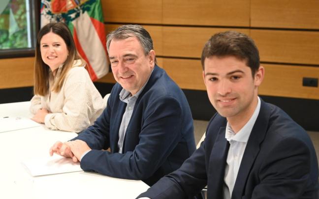 El presidente del EBB del PNV, Aitor Esteban (C), el portavoz de la formación nacionalista en el Parlamento Vasco, Joseba Díez Antxustegi (D), y la parlamentaria de EAJ-PNV en el Parlamento Vasco Maitane Ipiñazar Miranda
