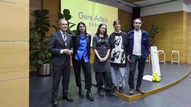 El viceconsejero de Cultura Andoni Iturbe, Beatriz Olabarrieta y representantes del espacio Kampai Espazioa. Itziar Okariz no ha podido acudir.