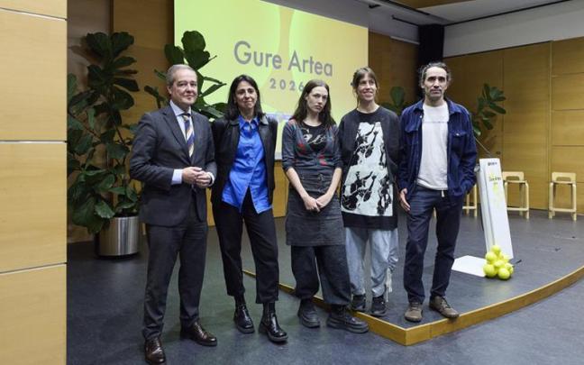 El viceconsejero de Cultura Andoni Iturbe, Beatriz Olabarrieta y representantes del espacio Kampai Espazioa. Itziar Okariz no ha podido acudir.