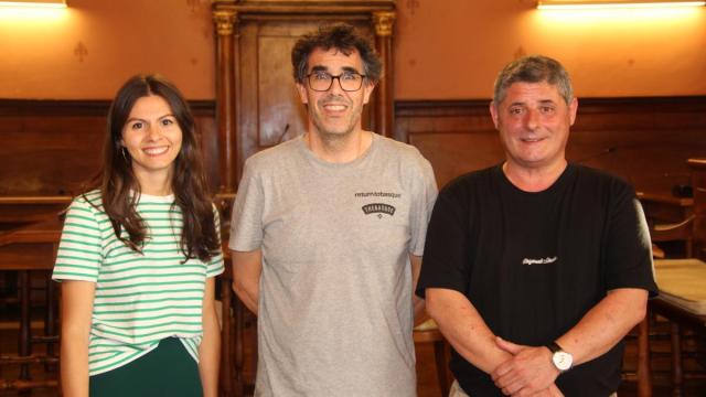 Itziar Alonso (responsable de reforzar la comunicación del grupo), Xabier Mugarza (portavoz) y el nuevo edil Mikel Garcia.