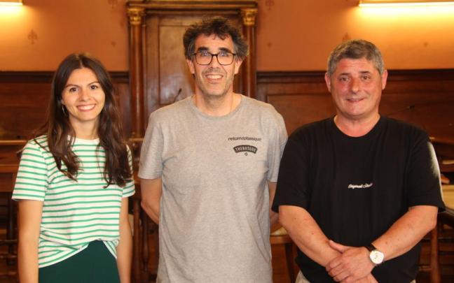 Itziar Alonso (responsable de reforzar la comunicación del grupo), Xabier Mugarza (portavoz) y el nuevo edil Mikel Garcia.