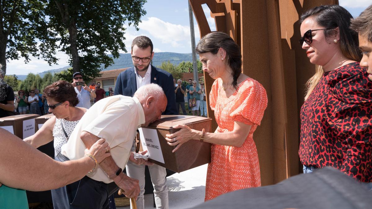 En Extremadura, la consejera Nerea Melgosa entrega a los familiares de varias víctimas los restos de sus allegados hallados en Orduña