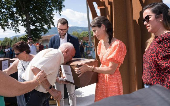 La consejera Nerea Melgosa devolvió a los familiares de varias víctimas los restos de sus allegados en un acto en julio en Orduña La consejera Nerea Melgosa devolvió a los familiares de varias víctimas los restos de sus allegados en un acto en julio en Orduña