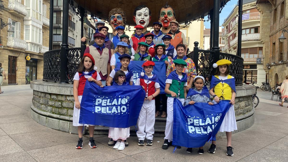 Xabier Txurruka, representantes de las tamborradas de adultos e infantiles y cabezudos, en la presentación de los San Pelaios de este año.