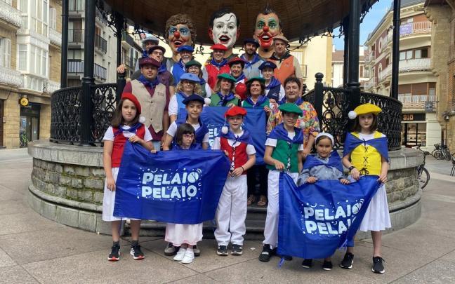 Xabier Txurruka, representantes de las tamborradas de adultos e infantiles y cabezudos, en la presentación de los San Pelaios de este año. / Pedro Amundarain Xabier Txurruka, representantes de las tamborradas de adultos e infantiles y cabezudos, en la presentación de los San Pelaios de este año.