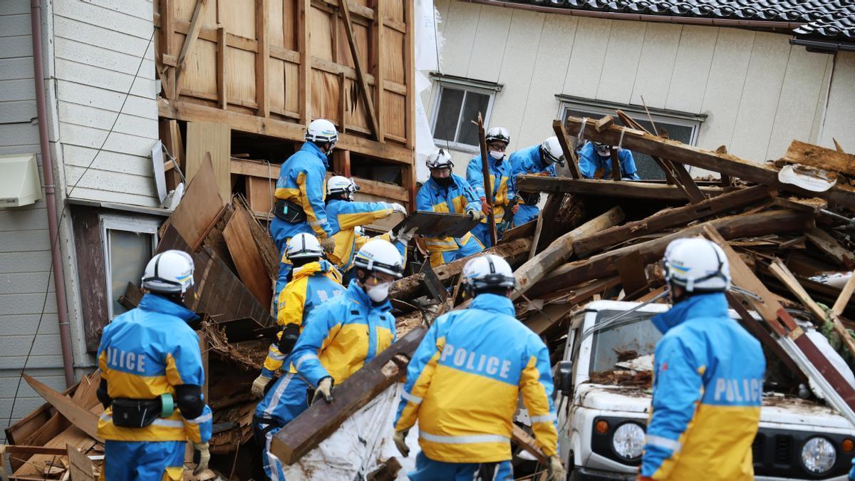 Los equipos de rescate siguen trabajando entre los escombros.