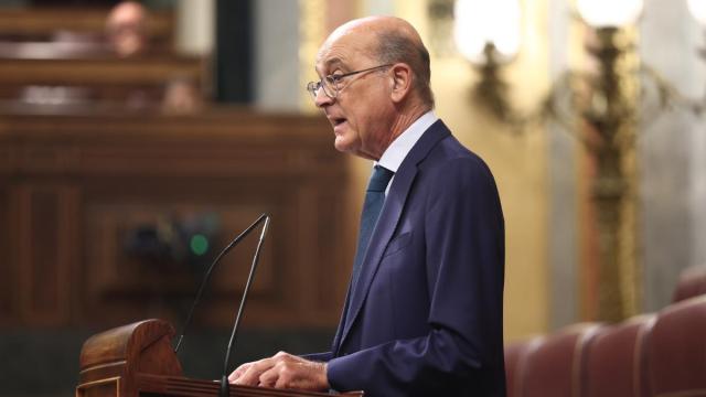 El diputado del PNV Mikel Legarda interviene durante una sesión plenaria en el Congreso de los Diputados