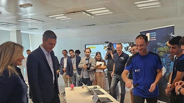 Pedro Sánchez y Aritz Elgarresta, este último con la alboka en la mano.