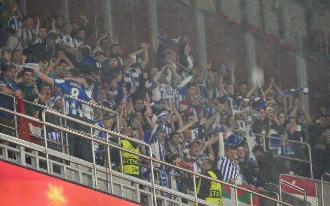 Aficionados realistas, dentro del estadio del Benfica. / R.S.