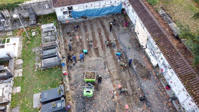 Imagen aérea de labores de exhumación en el cementerio de Orduña