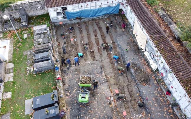 Imagen aérea de labores de exhumación en el cementerio de Orduña