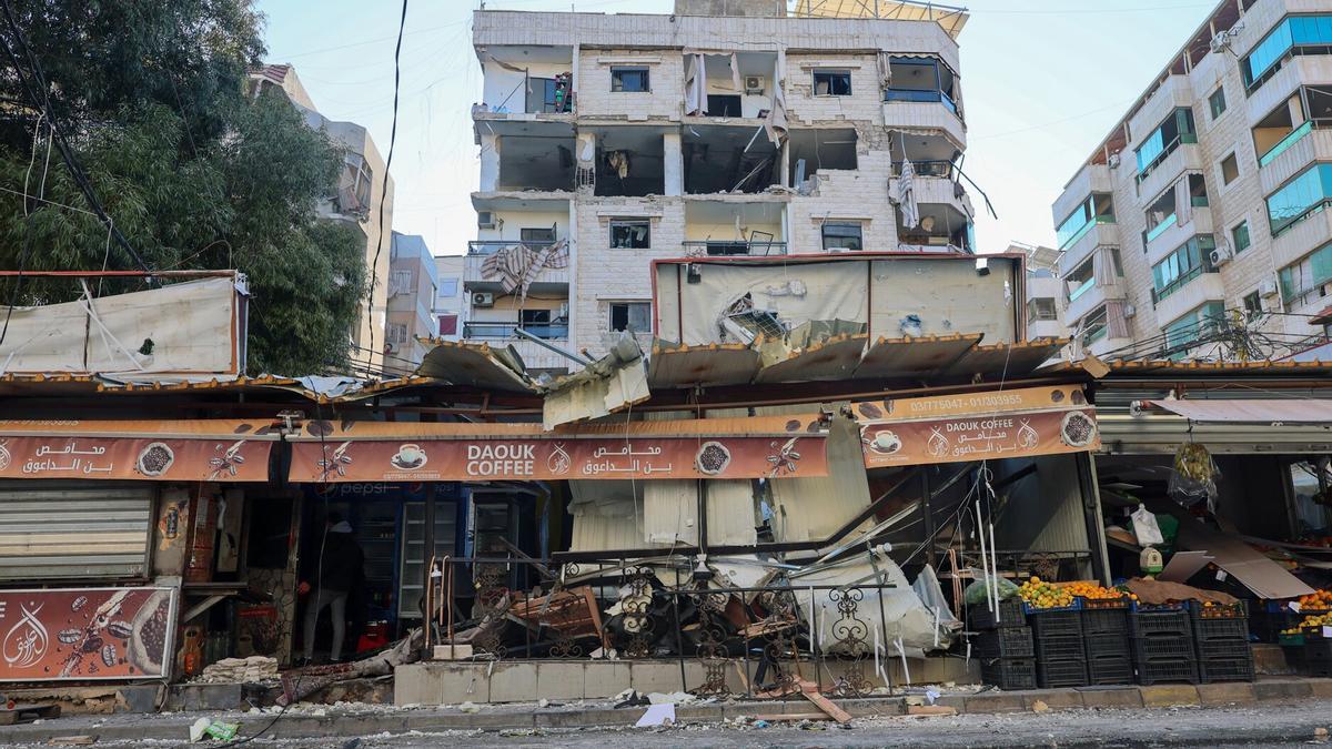 Un apartamento dañado en un edificio tras un ataque aéreo israelí en Al Jamous, en Dahieh, suburbio del sur de Beirut, Líbano.º