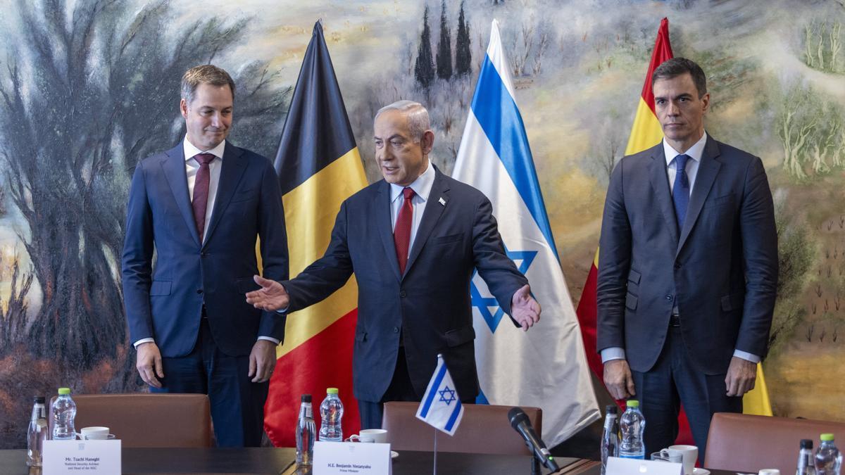 Sánchez con Netanyahu y el primer ministro belga (i), durante la visita que han hecho esta semana a Israel.