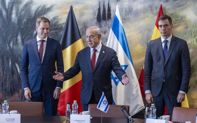 Sánchez con Netanyahu y el primer ministro belga (i), durante la visita que han hecho esta semana a Israel.