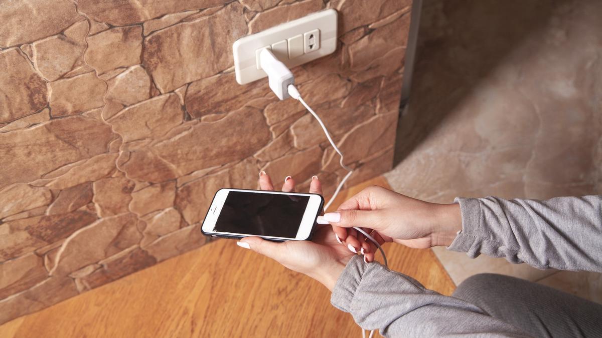 Conectando a la red un teléfono móvil.