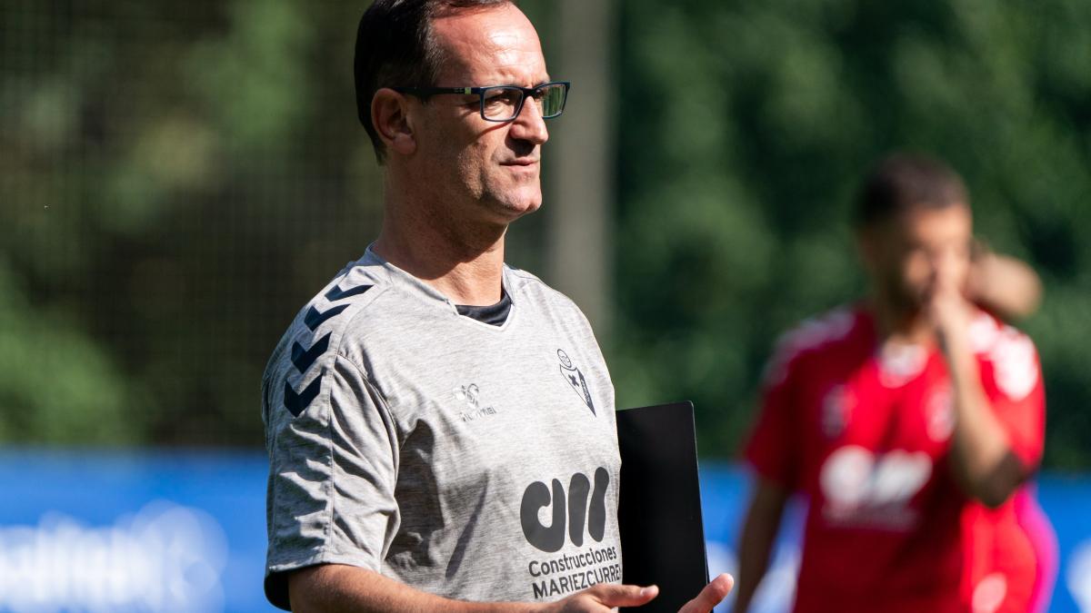 Joseba Etxeberria se estrena oficialmente esta tarde como entrenador azulgrana. FOTO: SD Eibar