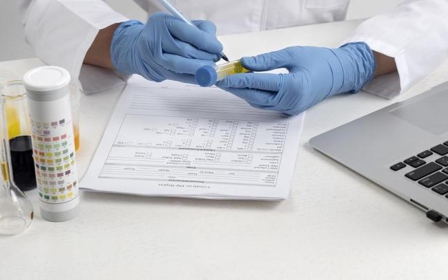 Una sanitaria realiza el análisis de una muestra de orina. / Freepik Una sanitaria realiza el análisis de una muestra de orina.