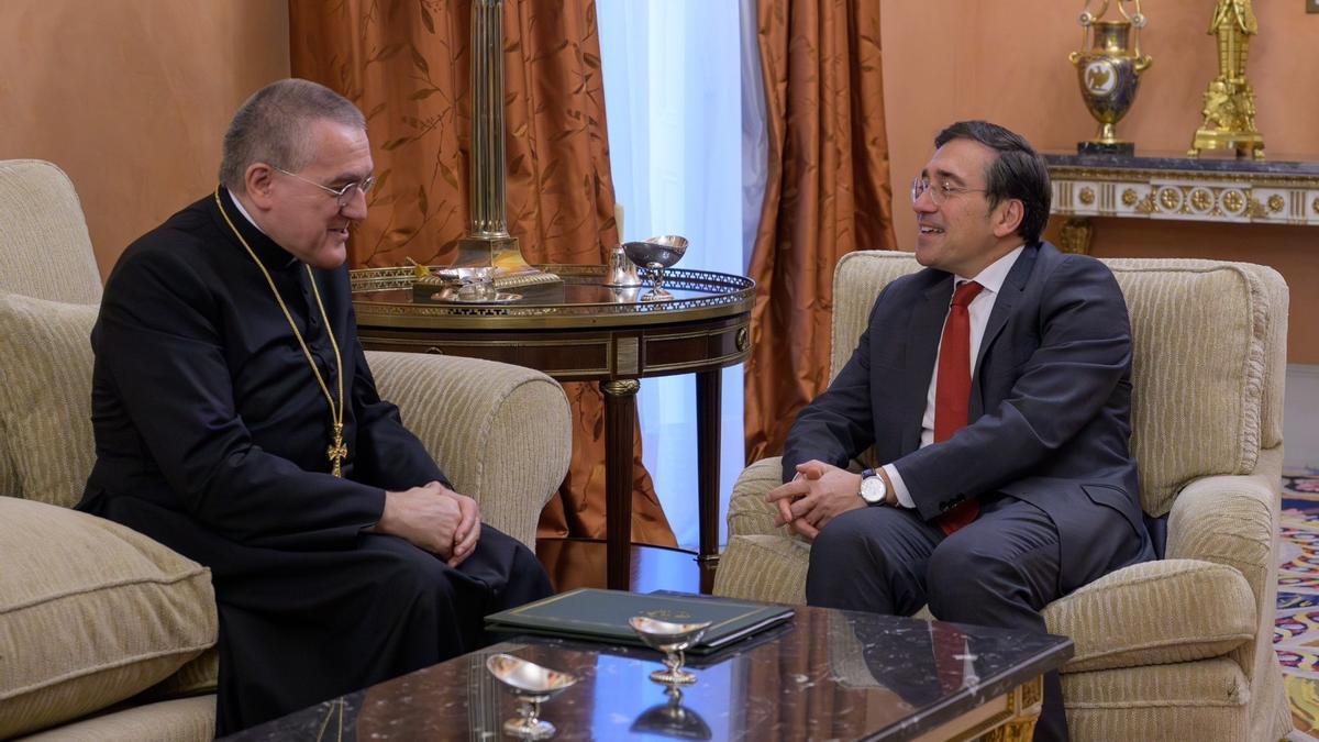 El ministro de Asuntos Exteriores, Unión Europea y Cooperación, José Manuel Albares, se reúne con el nuncio apostólico en España, monseñor Piero Pioppo.