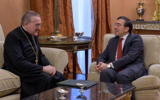 El ministro de Asuntos Exteriores, Unión Europea y Cooperación, José Manuel Albares, se reúne con el nuncio apostólico en España, monseñor Piero Pioppo.