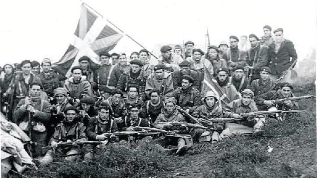 Tropas del Eusko Gudarostea en el frente de batalla durante la Guerra Civil.