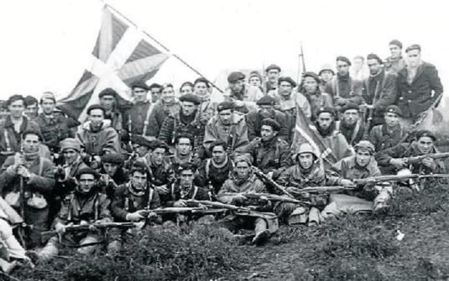 Tropas del Eusko Gudarostea en el frente de batalla durante la Guerra Civil.