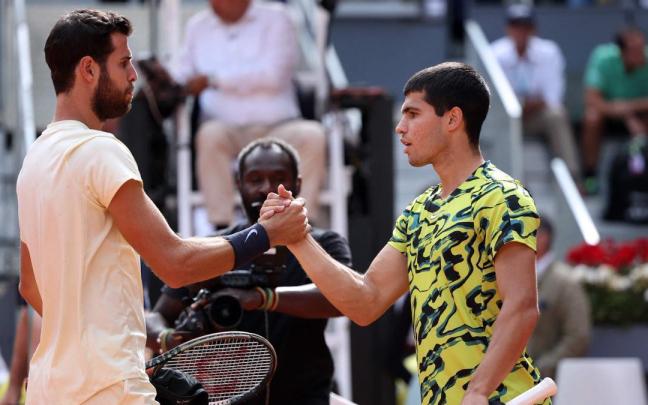 Khachanov y Alcaraz se saludan tras el partido.