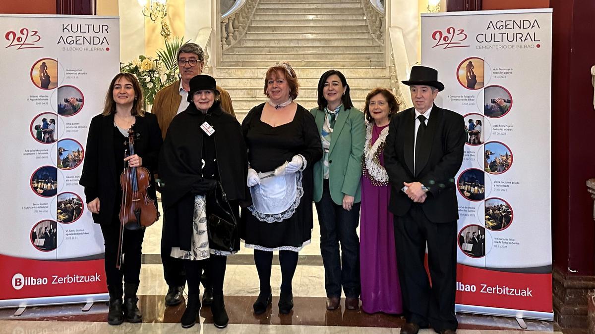 Un momento de la presentación de la programación cultural del Cementerio Municipal de Bilbao en la que han participado integrantes de la Asociación Artística Vizcaína, entre otros.