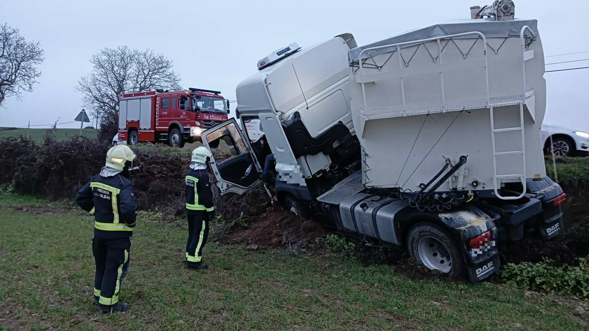Dos bomberos inspeccionan el camión