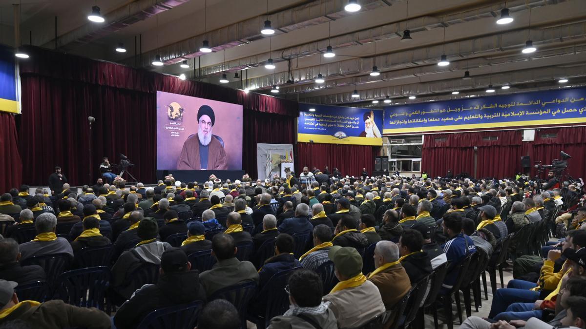 Seguidores de Hizbolá siguen un discurso de su líder Hassan Nasrala en Beirut.