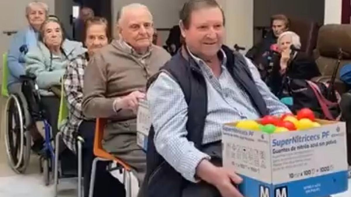 Los ancianos, preparados para jugar.