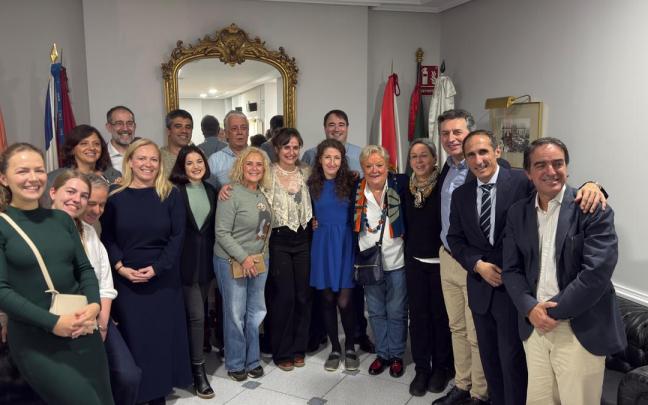 Fotografía de grupo. Entre otros: representantes del Centro Checo, de la Casa Vasca y del Ayuntamiento de Busturia