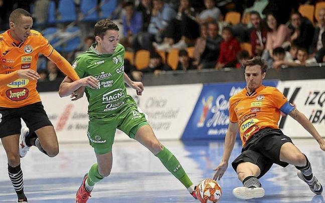 Josu Mendive (Osasuna Magna) intenta superar a dos jugadores del Aspil Jumpers en el derbi de la primera vuelta. Josu Mendive (Osasuna Magna) intenta superar a dos jugadores del Aspil Jumpers en el derbi de la primera vuelta.